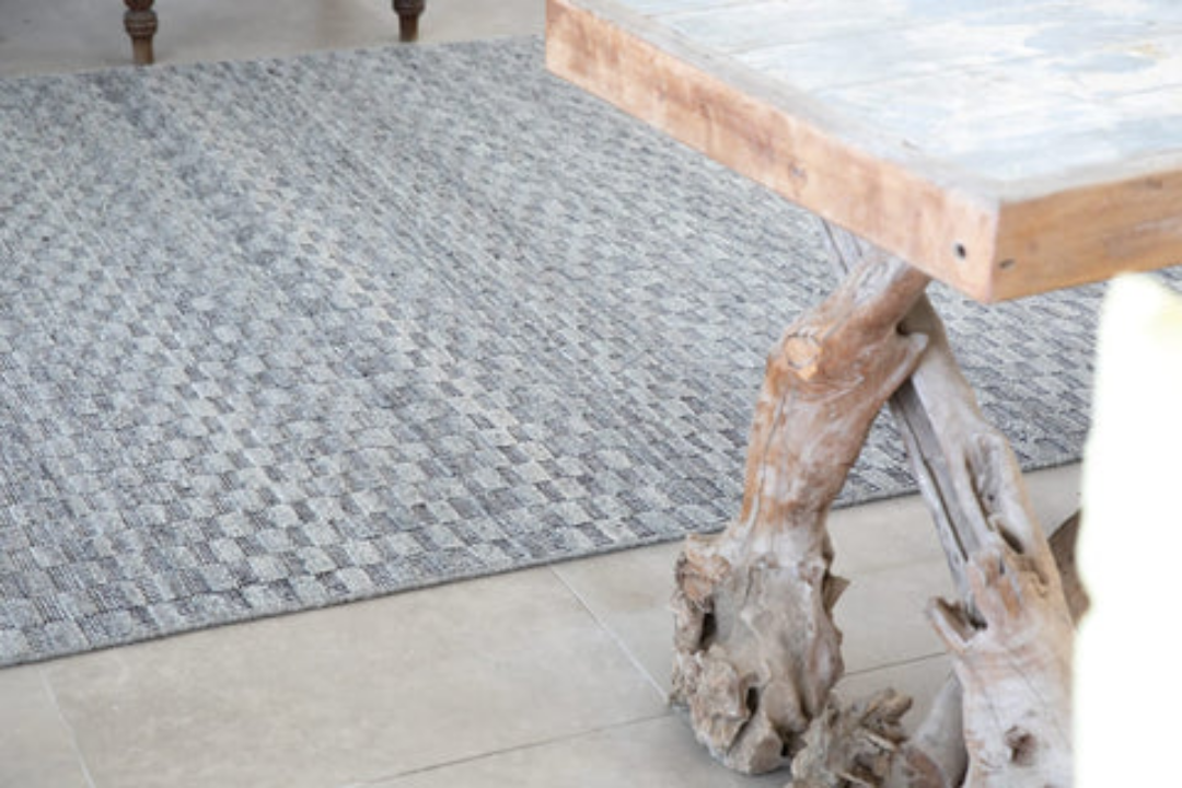 Woven Bliss – Stone rug with drift wood