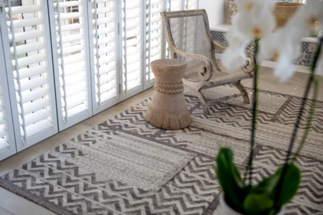 Woven Bliss – jute rug with zig zag pattern with chair and side table